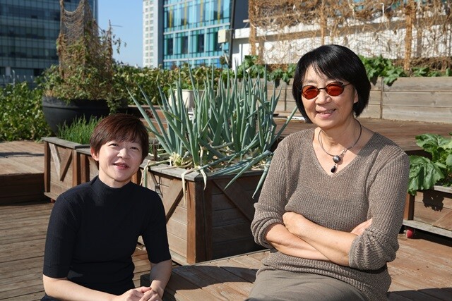 제현주 ‘롤링다이스’ 콘텐츠디렉터(왼쪽)와 조한혜정 연세대 명예교수가 10월12일 서울 영등포구 ‘하자센터’에서 기본소득을 주제로 이야기를 나눴다.