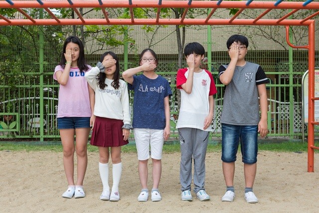 13살 다섯 어린이가 ‘잊힐 권리’를 주제로 토론을 벌였다. 왼쪽부터 장다현, 최은서, 김채연, 권도현, 박정근.