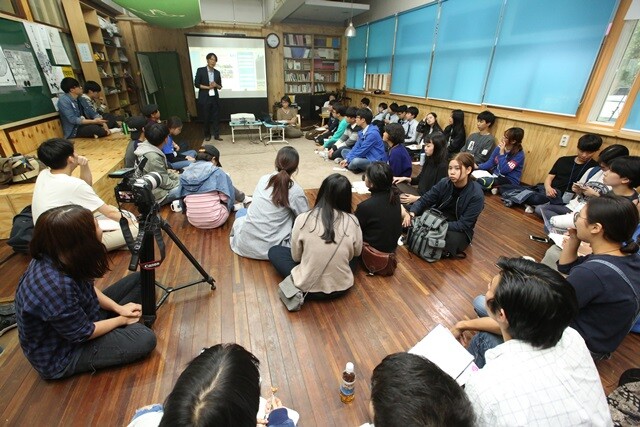 10월14일 서울 영등포구 하자센터에 10대들이 모여 앉아 시민배당과 기본소득, 공공재를 주제로 이야기하고 있다. 조한혜정 하자센터장은 ‘세상을 살리는 질문’으로 “공기, 물, 그리고 땅은 누구의 것일까?”라고 물었다. 류우종 기자