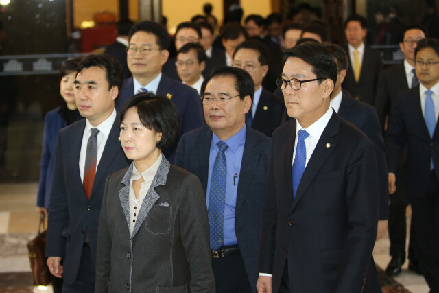 추미애 더불어민주당 대표가 12월9일 박근혜 대통령 탄핵소추안 투표를 마치고 국회 본회의장을 나서고 있다.