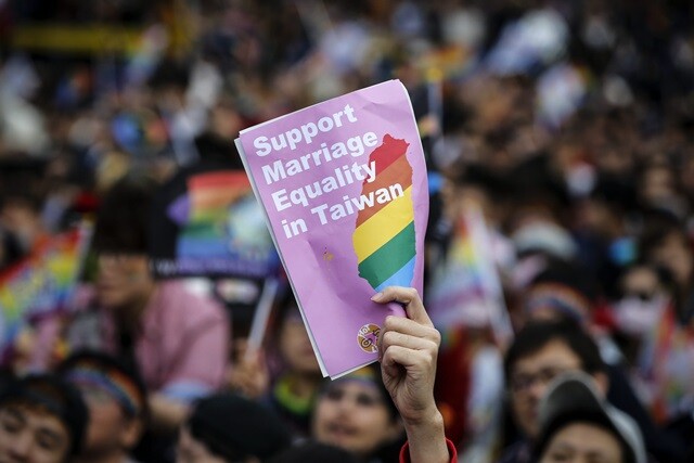 대만의 결혼평등(동성결혼) 합법화를 지지하는 이들이 2016년 12월10일 대규모 행진을 했다. 대만 입법원이 결혼평등 법안을 심의한다고 알려지자 반대세력이 입법원을 둘러싸고 시위를 벌였다. EPA 연합뉴스