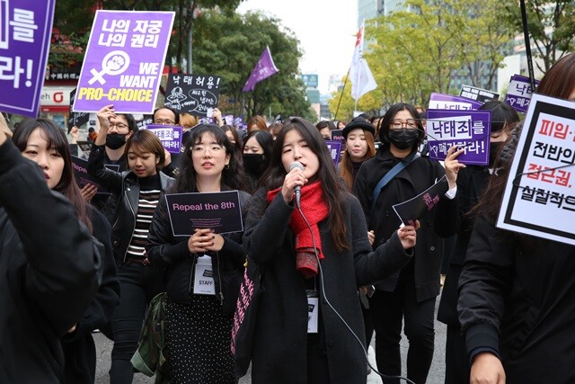 2016년 10월 ‘페미당당’은 낙태 규제를 강화하는 보건복지부 의료법 개정안에 반대하는 시위를 진행했다. “원치 않는 임신을 한 여성들이 비싸고 위험한 불법 낙태를 해야 하는 상황이 여성의 생명권과 자기결정권을 심각하게 침해한다”는 이유에서다. 페미당당 제공