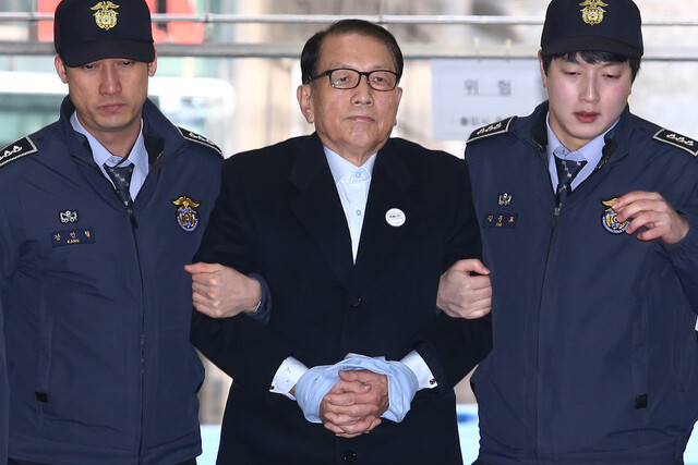 Former Blue House Chief of Staff Kim Ki-choon is brought in for questioning on charges of writing and managing a government blacklist