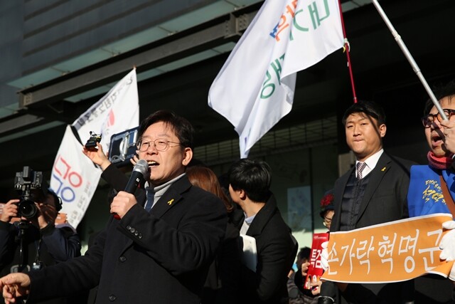 지난 2월24일 서울 광화문 촛불집회에서 이재명 성남시장이 연설하고 있다. 그의 지지모임인 ‘손가락혁명군’이 함께했다. 류우종 기자