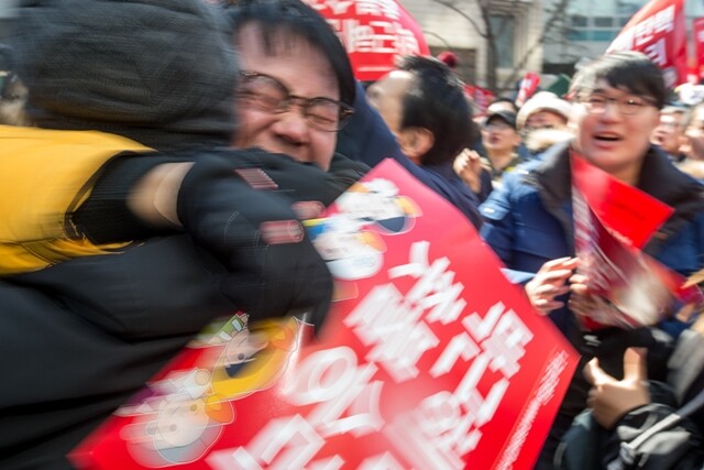 3월10일 서울 종로구 안국역 근처에서 박근혜 파면 결정 소식을 들은 시민들이 얼싸안은 채 기쁨을 나누고 있다. 박승화 기자