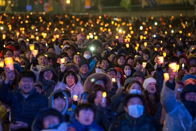 지난해 11월26일 서울 광화문에 ‘박근혜 탄핵’ 촛불이 켜졌다. 불의한 대통령에 분노한 촛불은 3월10일 헌법재판소의 대통령 탄핵심판에서 끝내 권력자의 무릎을 꿇게 했다. 박승화 기자