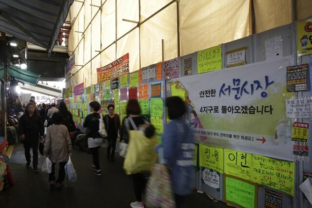 4월11일 대구 서문시장의 모습. 지난해 11월 화재 뒤 복구를 위한 구조물이 설치돼 있다. 보수 민심을 자처하는 서문시장 상인들은 박근혜 전 대통령이 떠난 자리를 채울 누군가를 여전히 기다리고 있었다.