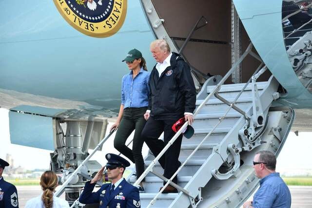 President Donald Trump and his wife Melania arrive in Houston to visit areas flooded by Hurricane Harvey on Sept. 2.  Trump’s threats to withdraw the US from the KORUS FTA have sparked criticism from various business and government officials.  (AFP/Yonhap News)