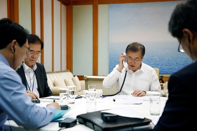 President Moon Jae-in speaks on the phone with German Prime Minister Angela Merkel at the Blue House on Sept. 4.  The president spent most of the day discussing responses of the international community to North Korea’s sixth nuclear test with world leaders