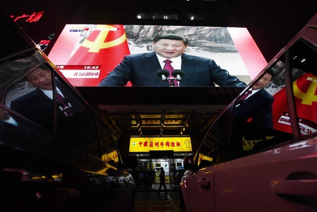 Chinese President Xi Jinping appears on a billboard on a street in Beijing as he introduces the Communist Party’s new leadership on Oct. 25. (AFP/Yonhap)
