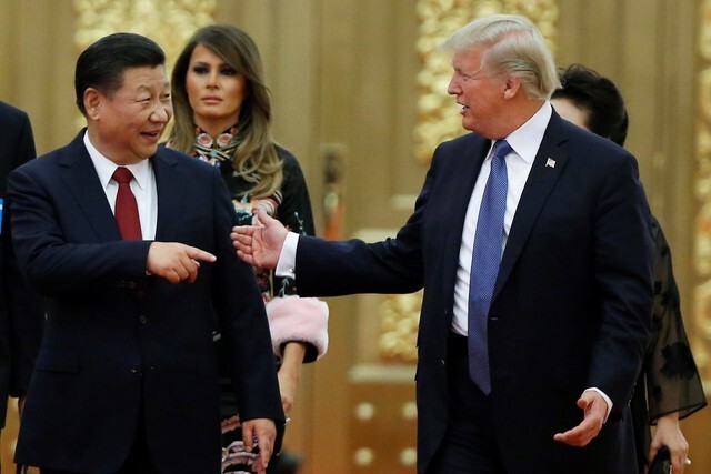 US President Donald Trump and Chinese President Xi Jinping enter the Great Hall of the People for a state dinner on Nov. 9. (EPA/Yonhap News)