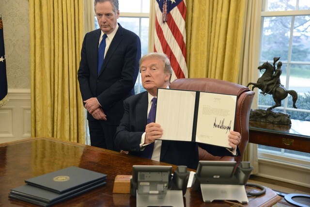 Donald Trump displays the executive order imposing trade safeguards on South Korean washing machines and solar cells and modules that he signed at the White House on Jan. 23. (Yonhap News)