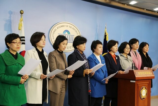 Women lawmakers from the Democratic Party hold a press conference at the National Assembly on Jan. 30 to announce their support for Seo Ji-hyun. From left are Gwon Mi-hyeog
