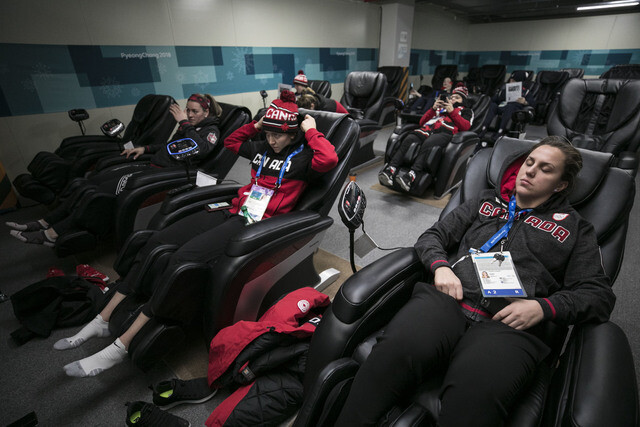 Athletes can enjoy video games in the recreation room of the Gangneung Olympic Athletes’ Village. (by Kim Seong-gwang