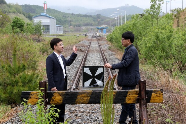 Railway engineer Park Heung-su (right) and Na Hee-seung
