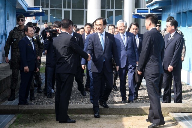 South Korean Unification Minister Cho Myoung-gyon (center) crosses the Military Demarcation Line (MDL) into North Korea to attend the high-level inter-Korean talks at Unification House (Tongilgak) in Panmunjeom on Aug. 13 (photo pool)