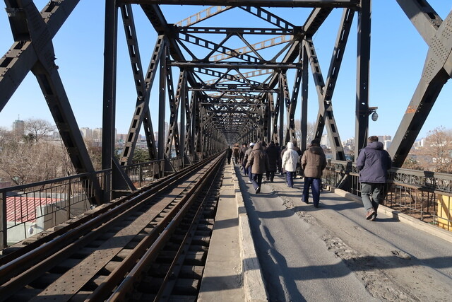 South Korean inspectors return home after complete an inter-Korean joint survey of 400km of railway from Kaesong to Sinuiju along the Gyeongui Line on Dec. 5. (provided by the Ministry of Unification)