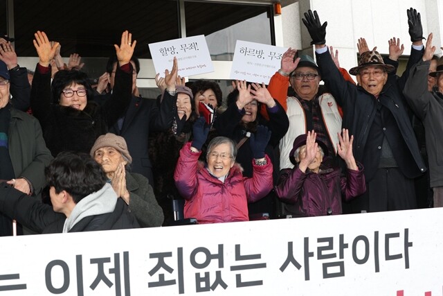 부당한 공권력에 의해 타지로 끌려가 옥살이를 했던 제주4·3 생존 수형인 18명이 70년 만에 사실상 무죄를 인정받았다. 한겨레 김봉규 선임기자