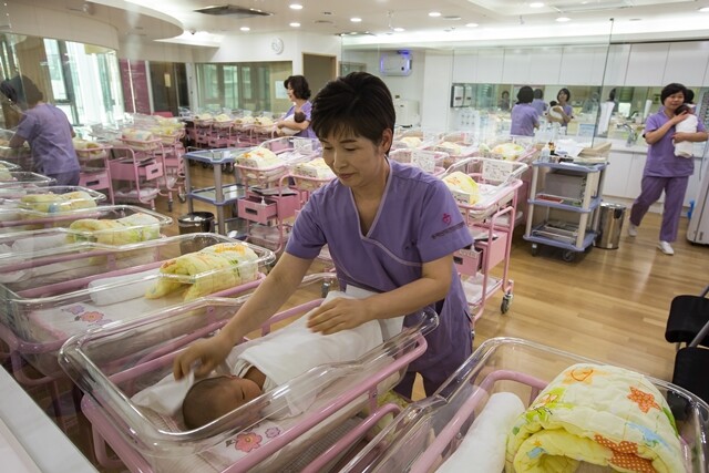 지난 10년간 무상급식, 무상보육, 아동수당 등 아동·보육 정책은 획기적으로 변화했다. 상대적으로 저소득층이나 노동빈곤층을 위한 복지는 정체됐다. 박승화 기자