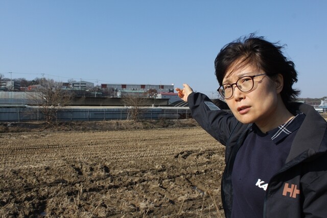 ‘동물권행동 카라’의 전진경 이사가 들판 건너 식용 개농장을 가리킨다. 경기도 김포의 들판과 산골짜기에는 개농장 30여 곳이 운영되고 있다.