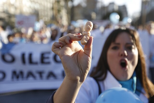 지난해 7월15일 아르헨티나 부에노스아이레스에서 열린 ‘낙태 합법화 반대’ 집회에서 한 의사가 태아 모형을 들고 “나는 의사지 살인자가 아니다!”라는 구호를 외치고 있다. AP 연합뉴스
