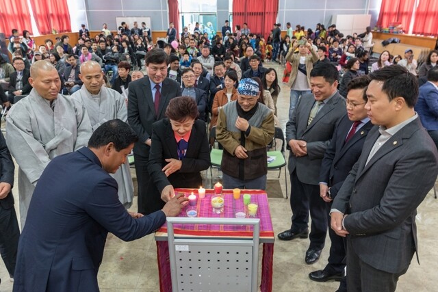 방글라데시 줌머 난민들이 지역주민들과 함께 보이사비 축제를 시작하는 촛불을 켜고 있다. 박승화 기자
