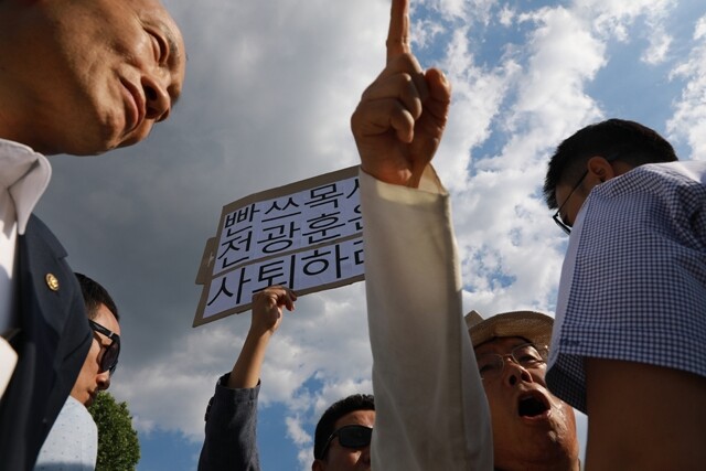 6월11일 청와대 앞 분수대에서 시민들이 전광훈 한기총 대표회장 사퇴를 요구하고 있다. 류우종 기자
