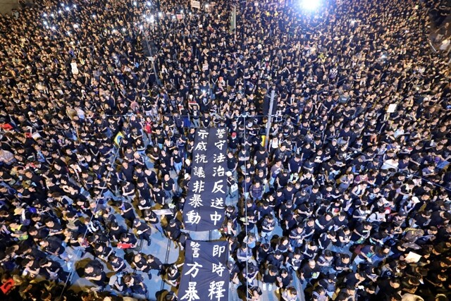 6월16일 홍콩 시민들이 캐리 람 홍콩 행정장관의 사퇴와 범죄인 인도 조례 철회를 요구하며 시위하고 있다. 로이터 연합뉴스