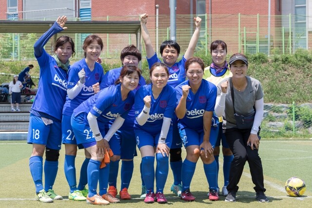 노원여성축구단원들이 경기가 끝난 뒤 기념사진을 찍었다.