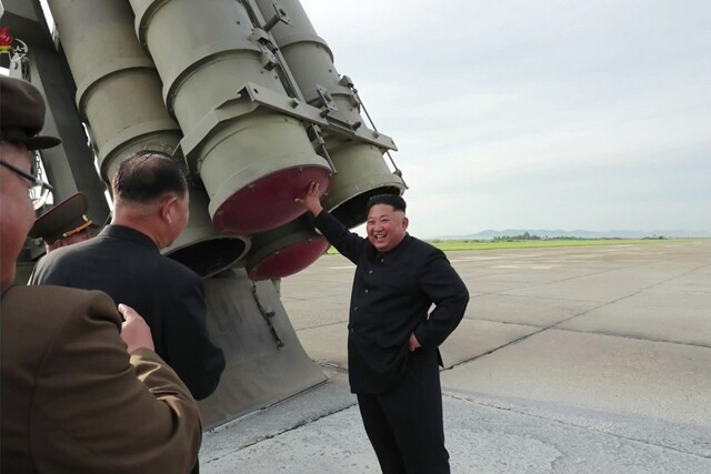 김정은 북한 국무위원장이 방사포 앞에 서서 발사관을 만지며 웃는 모습을 8월25일 <조선중앙TV>가 공개했다. 연합뉴스