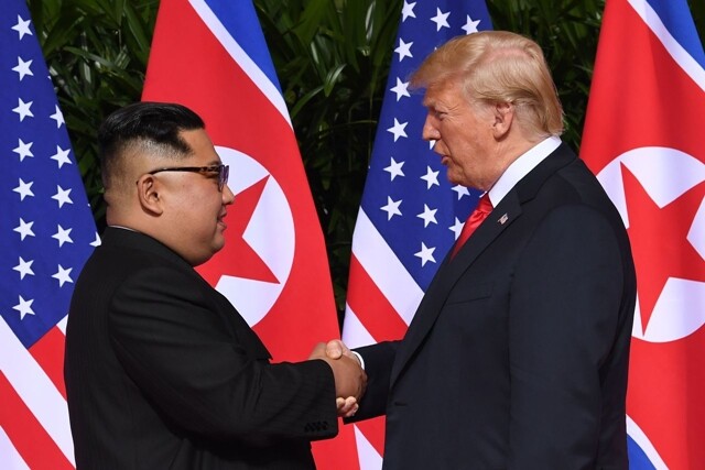 김정은 북한 국무위원장과 도널드 트럼프 미국 대통령이 6월12일 싱가포르에서 만나 악수하는 장면. AFP 연합뉴스