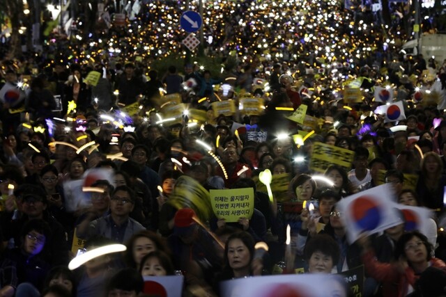 10월5일 서초역 네거리에서 열린 ‘검찰개혁 촛불집회’에 참가한 시민들이 촛불을 들고 “검찰개혁” 구호를 외치고 있다. 한겨레 김명진 기자