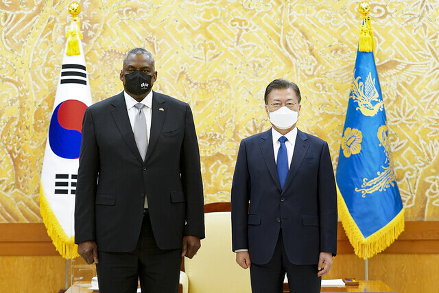 South Korean President Moon Jae-in (right) meets with US Defense Secretary Lloyd Austin on Thursday during his trip to Korea. (Blue House pool photo)