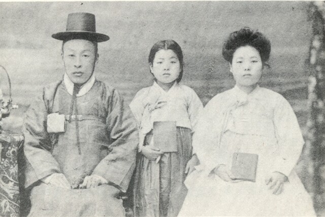 1909년께 김달하와 김애란의 약혼 사진. 가운데 소녀는 신부의 여동생 김활란(11살). 임경석 제공