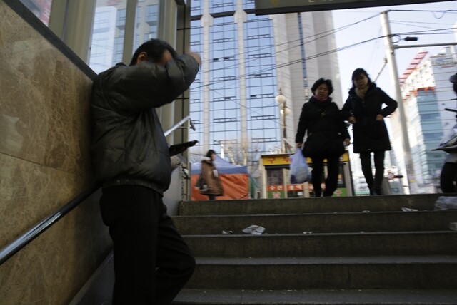 서울 영등포역 앞 지하상가 입구에서 한 대리운전 기사가 스마트폰을 들여다보며 호출을 기다리고 있다. 김진수 기자