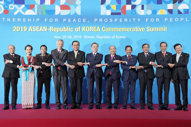South Korean President Moon Jae-in (center) poses with the ASEAN heads of state who attended the South Korea-ASEAN special summit in Busan on Nov. 26.