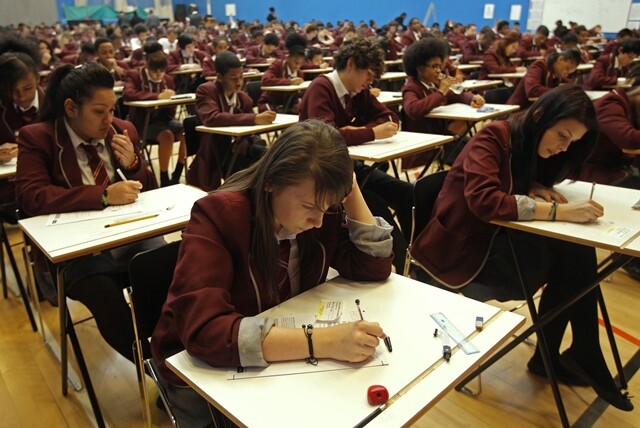 2012년 영국 아카데미 사우스노드에서 학생들이 GCSE 수학 시험을 치르고 있다. 로이터 연합뉴스