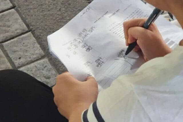2020년 6월16일 서울중앙지방법원 앞에서 한 시민이 마녀로부터 ‘재판 모니터링 교육’을 듣고 있다. 고한솔 기자