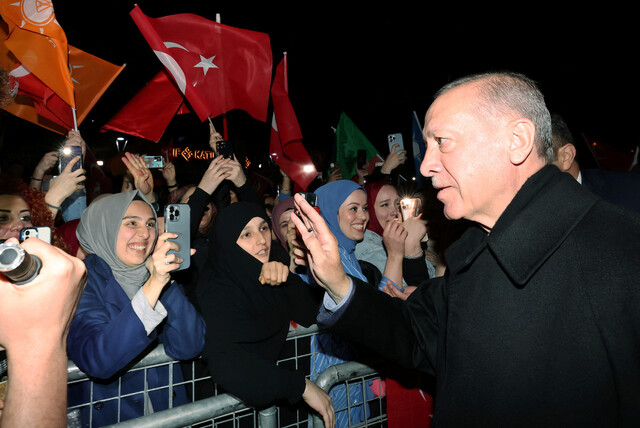 레제프 타이이프 에르도안 튀르키예 대통령이 2023년 5월14일 이스탄불의 자택 앞에서 국기를 흔드는 지지자들에게 손을 들어 답례하고 있다. REUTERS 연합뉴스