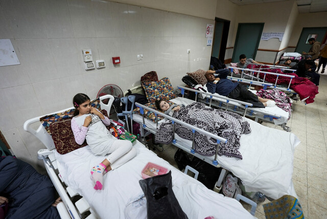 Palestinians wounded in Israeli strikes lie on beds as displaced people shelter at Shu2024년 1월3일 가자지구 중부에 자리한 알아크사 병원에서 이스라엘군의 공격으로 다친 팔레스타인 주민들이 침대에 누워 있다. REUTERS