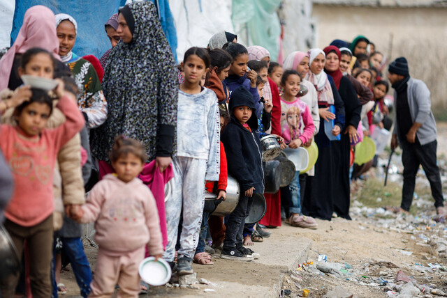 2024년 1월17일 팔레스타인 땅 가자지구 최남단 라파에서 피란민들이 음식을 배급받기 위해 늘어서 있다. REUTERS 연합뉴스