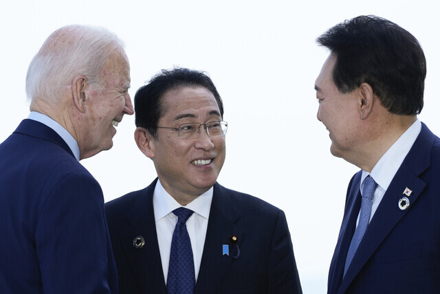 President Yoon Suk-yeol of South Korea (right) speaks with President Joe Biden of the US (left) and Prime Minister Fumio Kishida of Japan on May 21, 2023, on the sidelines of the Group of Seven summit in Hiroshima. (Yonhap)