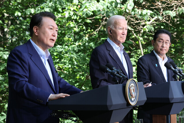 President Yoon Suk-yeol of South Korea (left) speaks at a joint press conference following a trilateral summit with US President Joe Biden (center) and Japanese Prime Minister Fumio Kishida (right) held on Aug. 18, 2023, at the Camp David presidential retreat in Maryland, US. (Yonhap)