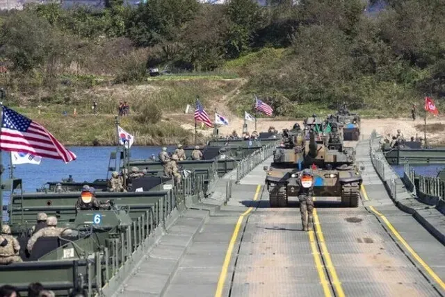 US Forces Korea and Korean troops carry out a joint river-crossing exercise in Yeoju, Gyeonggi Province, on Oct. 19, 2022. (via ROK Army Facebook page)
