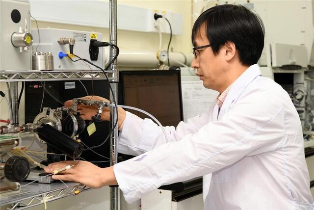 A research team led by Jung Jin-sang uses a real-time liquefaction system to collect fine dust particles and analyze their chemical composition. (provided by KRISS)