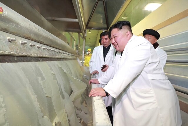 북한 <조선중앙TV>가 4월4일 김정은 국무위원장이 삼지연 감자가루생산공장을 둘러보는 모습을  보도했다. 연합뉴스