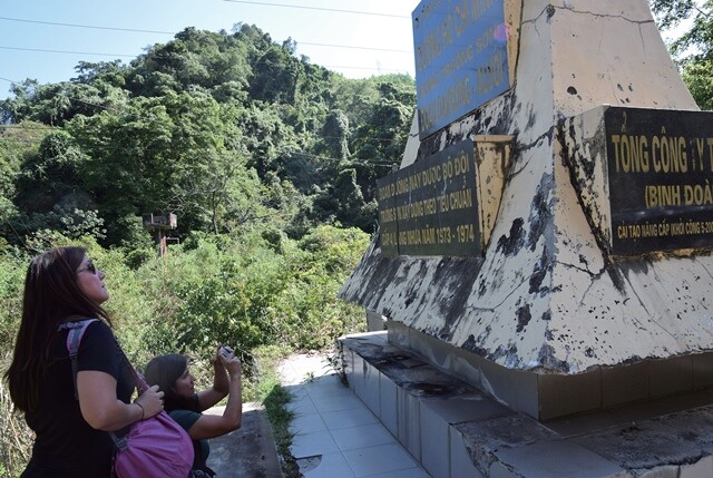비무장지대를 둘러보는 여행자들이 14번 도로에 있는 ‘호찌민 루트’ 표지석을 바라보고 있다.