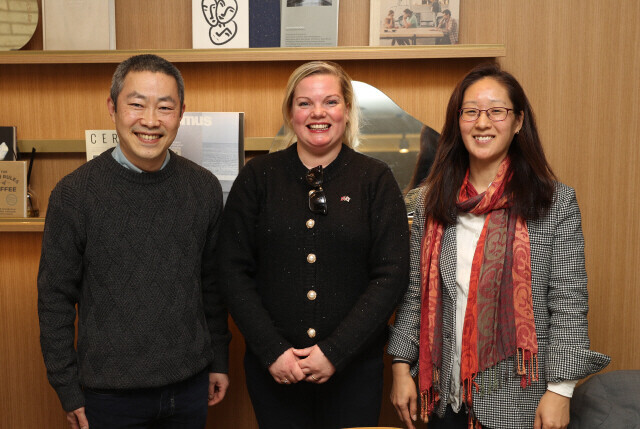Peter Møller, co-founder of the DKRG (left), Silje Hjemdal, a Norwegian lawmaker (center), and Han Boon-young, co-founder of the DKRG (right), stand for a photo during Hjemdal’s visit to Korea in March to explore possible human rights abuses during Korea’s sending of children abroad for adoption. (Kang Chang-kwang/The Hankyoreh)