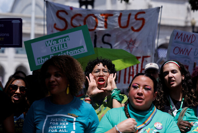 미국 대법원이 임신중지권을 인정한 ‘로 대 웨이드’ 사건을 뒤집은 지 1년을 맞은 2023년 6월24일 인권단체 활동가들이 이를 비판하는 시위를 벌이고 있다. REUTERS