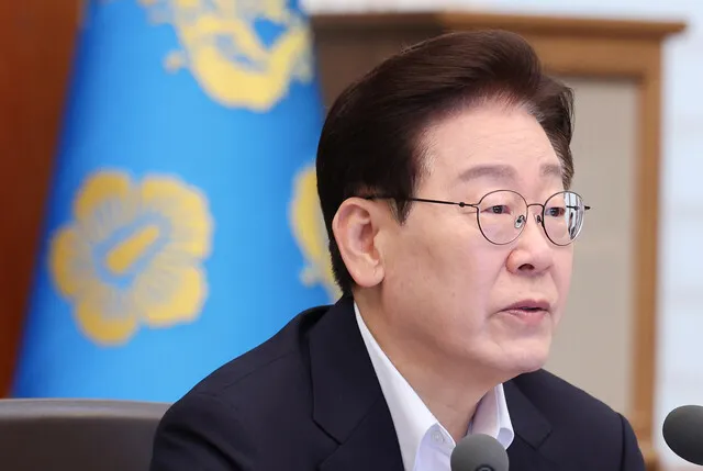 이재명 대통령이 국무회의 겸 비상경제점검회의에서 발언하는 모습